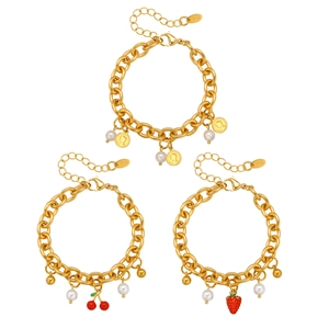 Bracciali a catena dorata con perle e ciondoli a forma di fragola, ciliegia e moneta