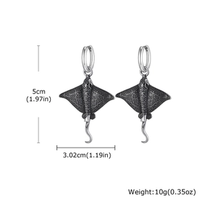 Detailansicht der Rochen-Ohrringe mit Textur, 5 cm lang und 3,02 cm breit für Herren