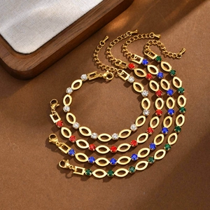 Detailweergave van vier elegante vergulde armbanden met kleurrijke edelstenen