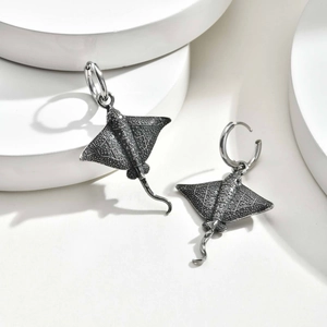 Retro Silber Edelstahl Rochen Creolen für Herren auf weißer geometrischer Plattform