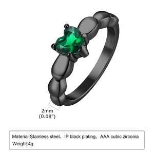 Détail de la bague en acier inoxydable noir 316L avec zircone cubique cœur vert