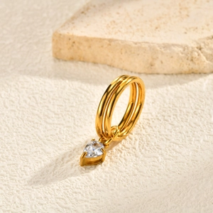 Bague élégante à trois couches en acier inoxydable doré avec breloque en zircone blanc poire