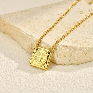 Collier Vintage en Acier Inoxydable avec Pendentif Carré Saint Benoît Médaille Religieuse Plaquée Or Bijoux de Mode Unisexe