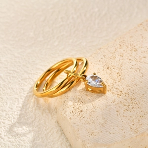 Bague minimaliste double couche en acier doré avec pendentif en zircon blanc en forme de poire