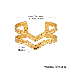 Mesures détaillées du bracelet doré à double couche en V avec texture martelée vague