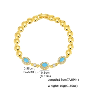Dettaglio del bracciale a sfere placcato oro con pietre turchesi e zirconi bianchi