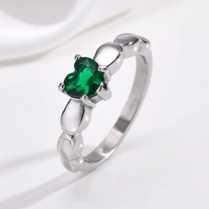 Bague en acier inoxydable argenté avec zircon vert en cœur et anneau perlé