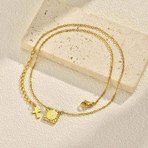 Collier doré à pendentif carré Saint-Benoît avec croix sur marbre blanc