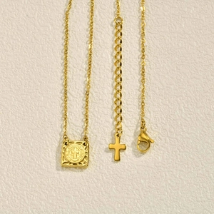 Collier avec pendentif Saint Benoît et croix en acier inoxydable doré poli