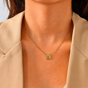 Collier luxueux en acier inoxydable doré avec pendentif carré Saint-Benoît porté