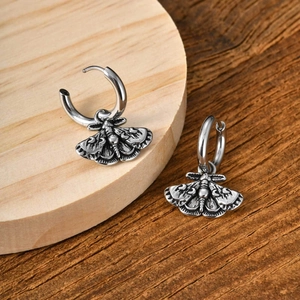 Details von Vintage-Motte-Ohrringen in Silber mit strukturierter Retro-Oberfläche für Herren