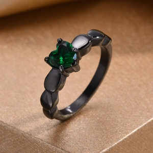 Bague cœur noire artistique avec zircon vert et anneau à structure nouée unique