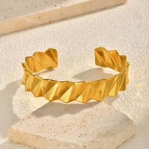Bracelet jonc doré en V à vagues superposées avec texture géométrique et design ouvert