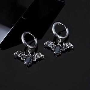Detailansicht der gotischen Fledermaus-Ohrringe mit schwarzem Stein und Vintage-Stahl