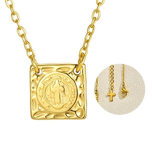 Collier avec pendentif carré Saint Benoît en acier doré et détail petit pendentif croix