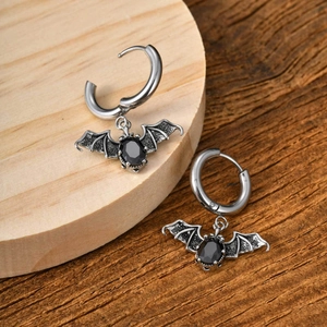 Details von gotischen Fledermaus-Ohrringen mit schwarzem Stein und Vintage-Finish