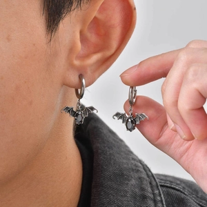 Detail von Gothic-Fledermaus-Ohrringen mit silbernem Vintage-Finish und schwarzen Steinen