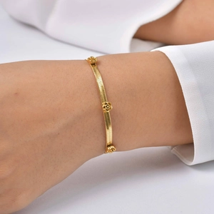 Elegant gold rose flower blade chain bracelet for women on a white background