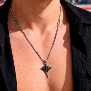 Detailansicht eines Rochen-Anhängers aus Edelstahl an einer Box-Kette für Herren am Model