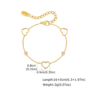 Détail du bracelet cœur en plaqué or 18K avec zircons ronds et gravure K18