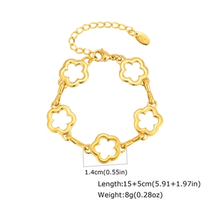 Vista dettagliata delle maglie a fiore placcate oro 18K e marchio K18 sul bracciale