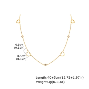 Détail du collier cœur doré avec zircon affichant les dimensions de 40+5cm de chaîne