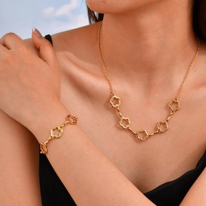 Elegante Collana in Acciaio Inossidabile Placcato Oro Con Fiore Traforato Per Donna Collana Con Pendente Floreale Chic