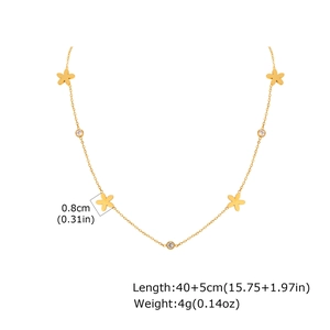 Détail du collier doré avec fleurs de 0,8 cm et accents de zircons brillants