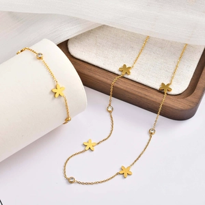 Détail de l'ensemble collier et bracelet à fleurs dorées avec pierres de zircon blanc