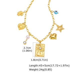 Vue détaillée du collier multicharmes en acier doré avec indications de mesure