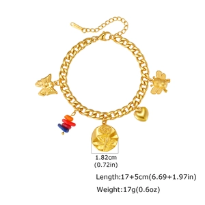 Gros plan du bracelet à maillons en acier doré avec breloques papillon et abeille