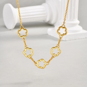 Dettaglio dei ciondoli a fiore traforati placcati oro 18K su catena in acciaio inox
