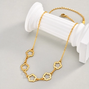 Dettaglio della collana placcata oro 18K con ciondoli a fiori traforati e moschettone