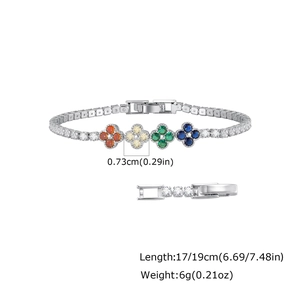 Détails des pendentifs trèfles colorés avec dimensions et fermoir de bijoux sur la chaîne