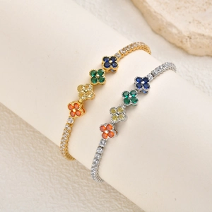 Détail de bracelets de tennis en or et argent avec trèfles en zircone de couleurs variées