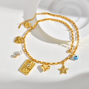 Détail d'un bracelet en acier inoxydable doré avec carte de tarot soleil et œil maléfique