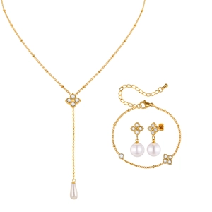 Parure élégante en plaqué or 18K avec trèfle, perles blanches et zircons étincelants
