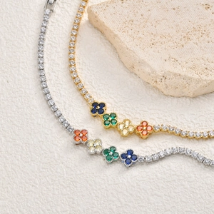 Bracelets exquis en or et argent avec zircons colorés et breloques en forme de trèfle