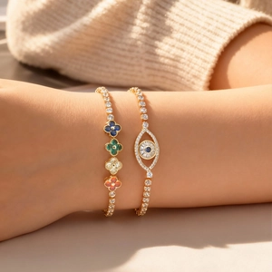 Ensemble de bracelets dorés avec œil protecteur et trèfles colorés sur maille