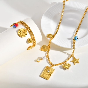 Parure bijoux en acier doré avec breloques rose, cœur, étoile et œil protecteur