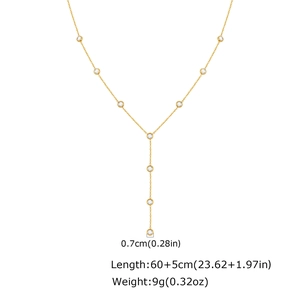 Dettaglio della collana lunga a Y dorata con cristalli da 0,7 cm e catena di 60+5 cm