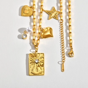 Bracelet chaîne en acier doré avec pendentifs étoile cœur perle et motif soleil