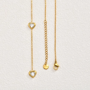 Dettaglio della collana a Y in acciaio inossidabile con pendenti a cuore e perle