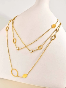 Dettaglio della collana a strati placcata in oro con perle sintetiche e zirconi cubici