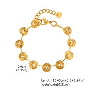 Detail of 0.9cm spiral link chain in gold finish with lobster clasp and extension