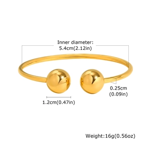 Dettaglio del bracciale rigido in acciaio dorato con terminali a sfera e diametro di 5,4 cm