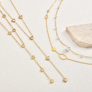 Collana a doppio strato dorata con perle e pendenti in zircone stile minimal