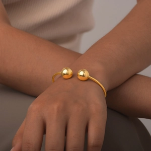 Bracciale rigido minimalista in acciaio inossidabile dorato con perle sferiche da donna