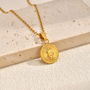 Collier Pendentif Médaillon Rond en Acier Inoxydable avec Serpent Gaufré pour Femmes Bijoux Choker Pièce de Monnaie Rétro