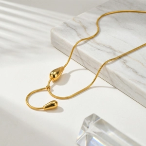 Collier minimaliste en acier inoxydable doré avec deux pendentifs en forme de goutte et fermoir réglable